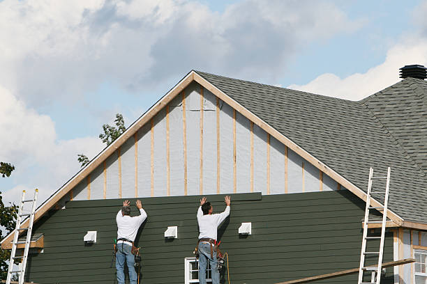 Professional Vinyl Siding technician working in Bath, IN